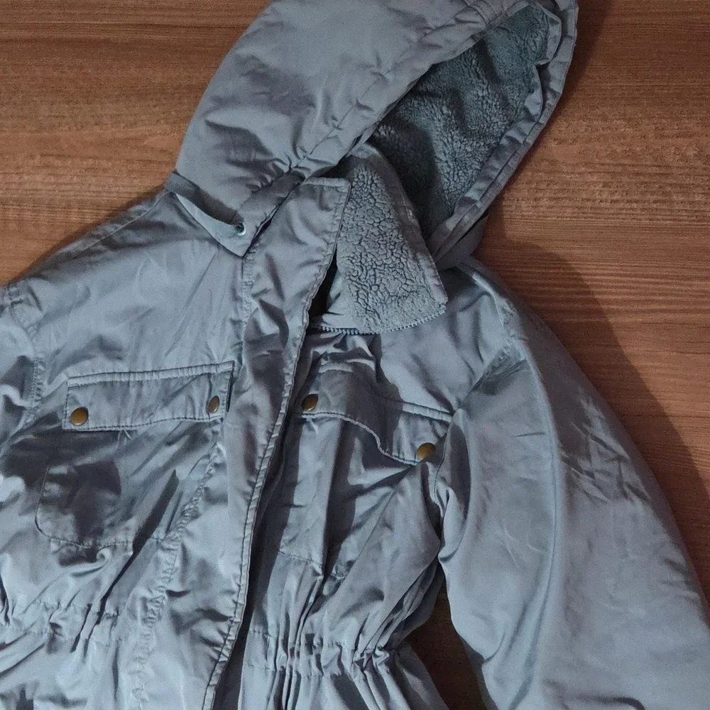 Universal Thread Water Resistant Jacket - Picture 3 of 4